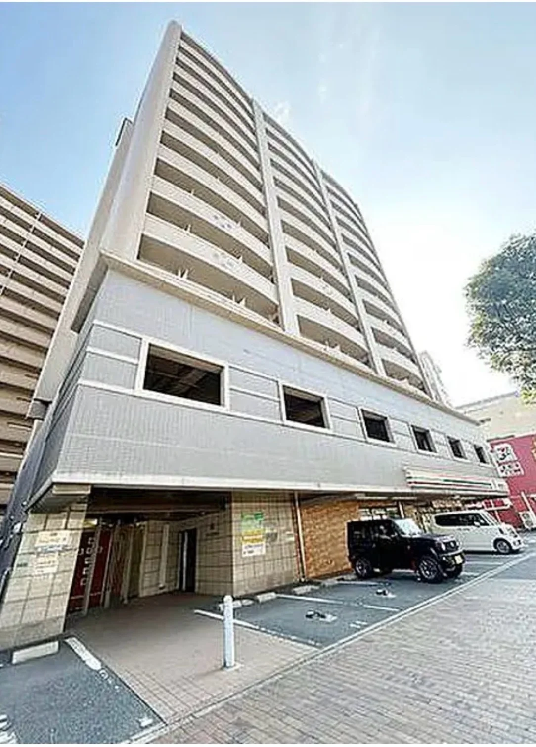 小倉モノレール片野駅前店の店内・外観